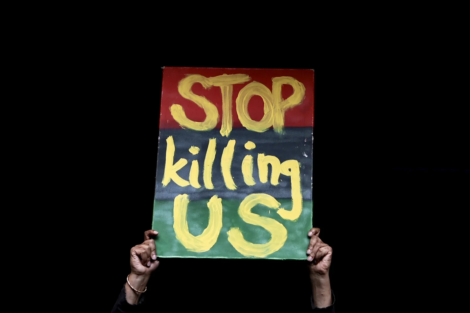 Demonstration – Schild „Stop killing us“ – Fotografie Anastasia Hrytsenko
