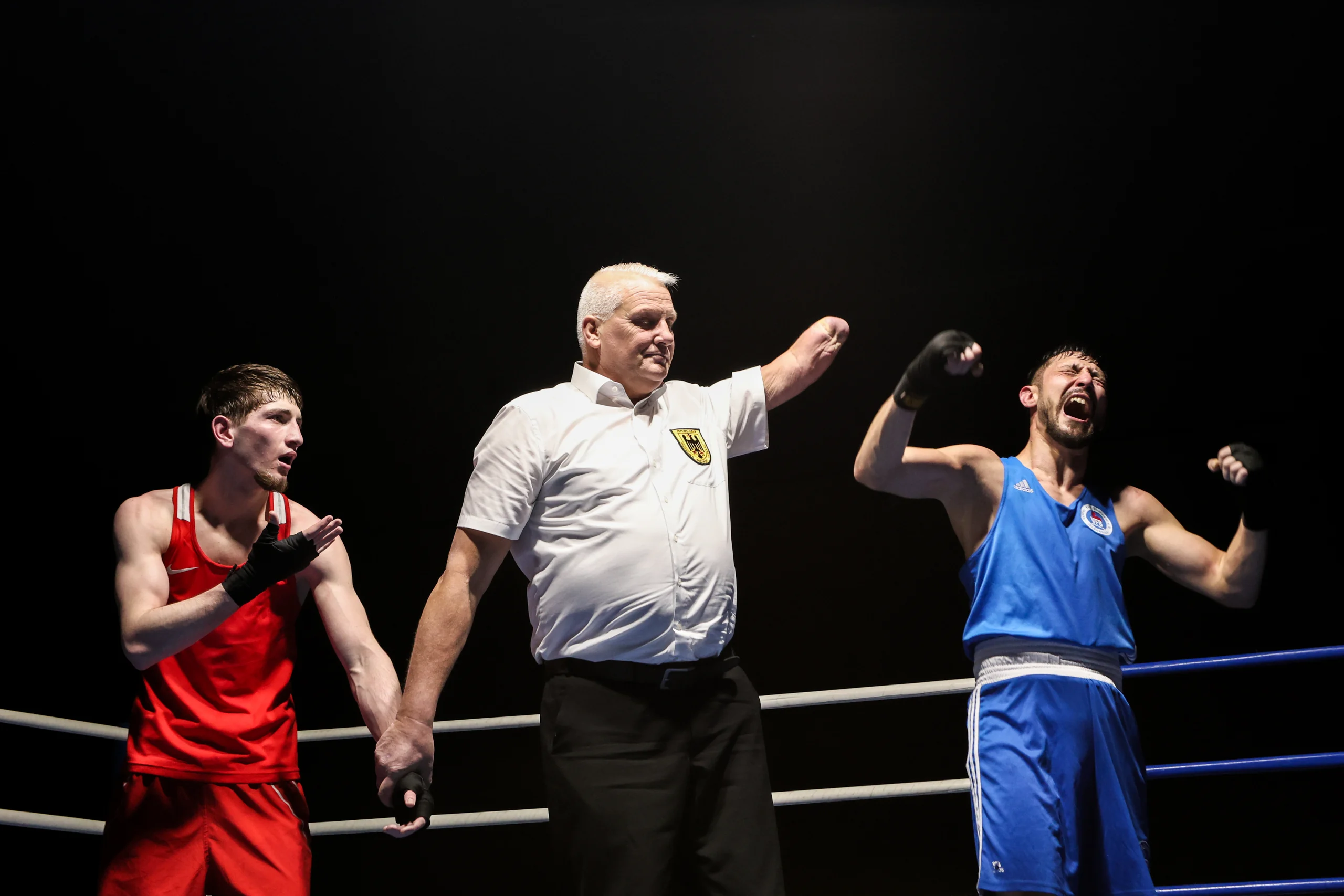 Boxen – der Ringrichter erklärt den Sieger – Fotografie Anastasia Hrytsenko