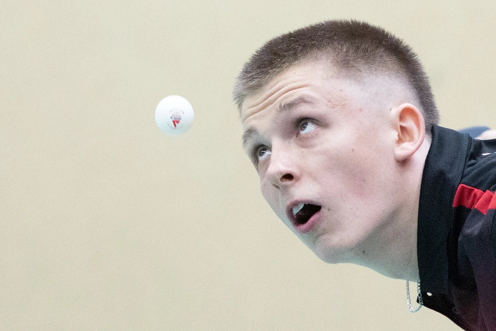 Tischtennis – voller Fokus auf den Ball – Fotografie Anastasia Hrytsenko