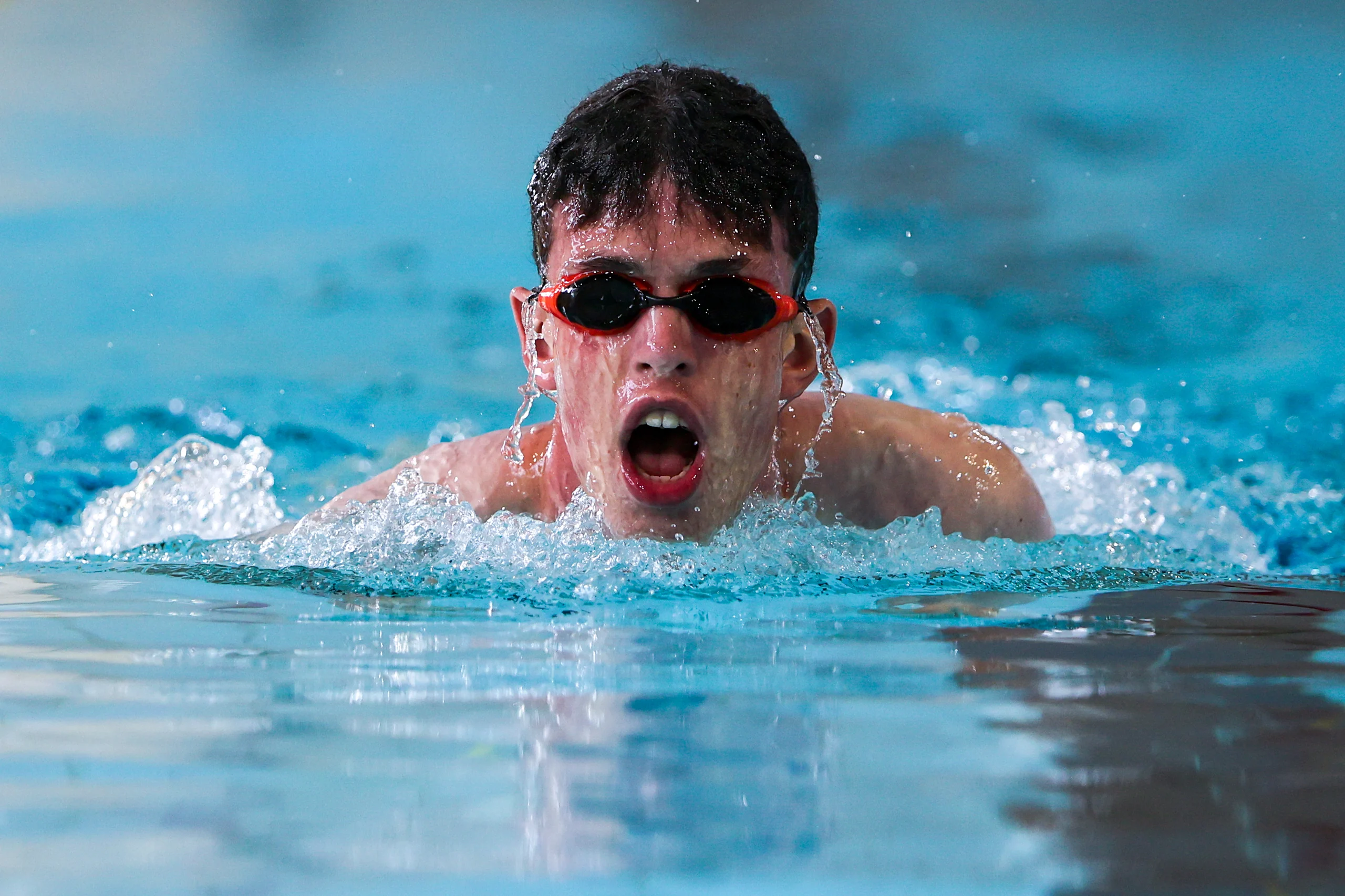Schwimmen – Schwimmer beim Atemzug im Wettkampf – Fotografie Anastasia Hrytsenko