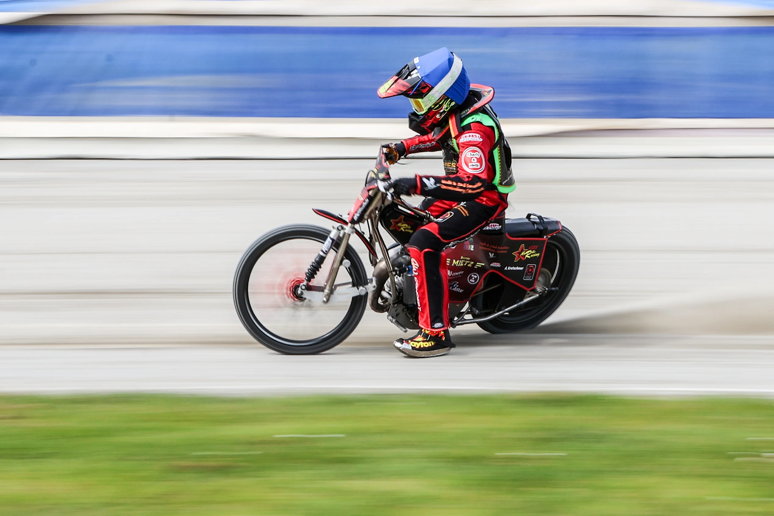 Speedway – Fahrer in voller Fahrt – Fotografie Anastasia Hrytsenko