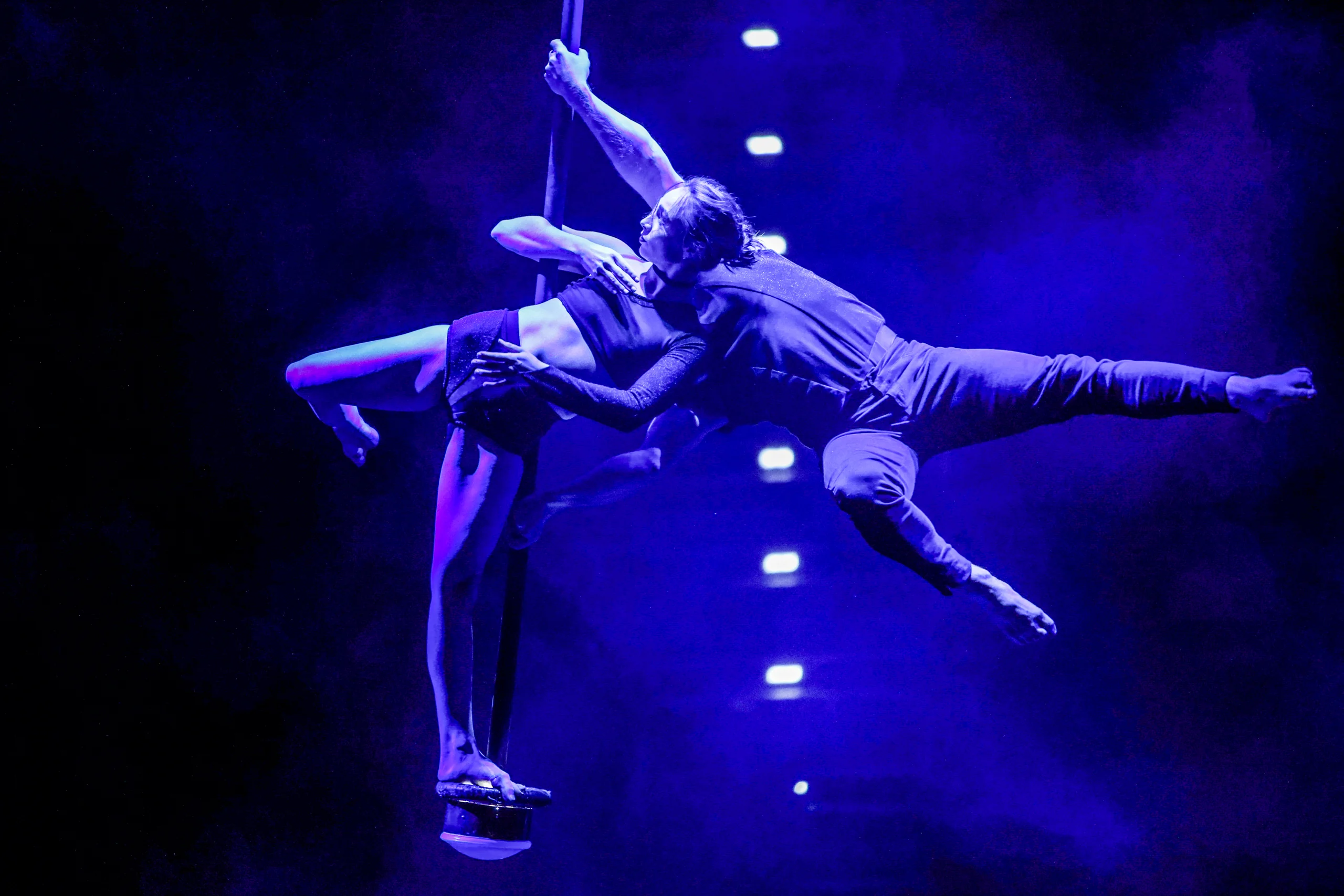 Luftakrobatik – Duo an der Stange im blauen Bühnenlicht – Fotografie Anastasia Hrytsenko